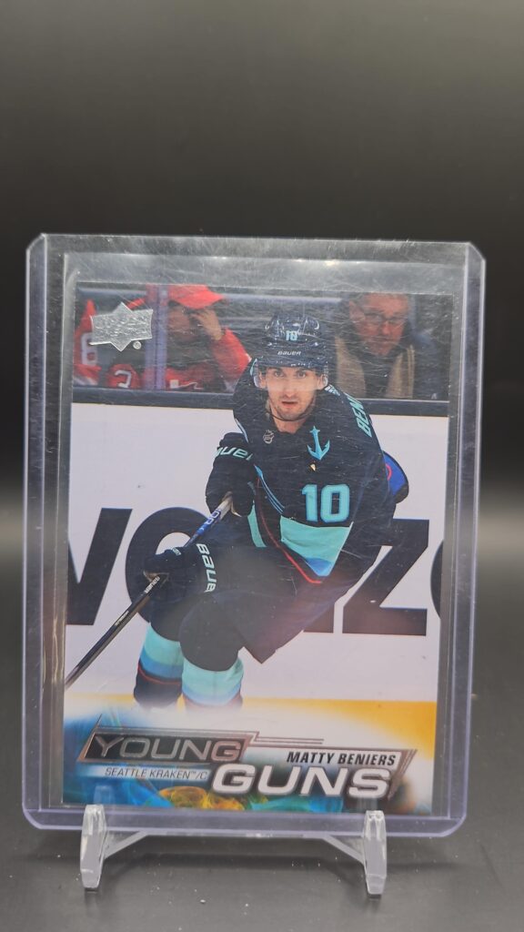 Matty Beniers 2022-23 Upper Deck Series 1 Young Guns Rookie Card #213 Seattle Kraken hockey card front