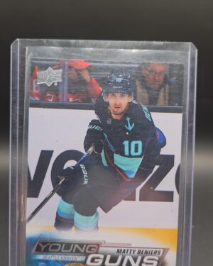 Matty Beniers 2022-23 Upper Deck Series 1 Young Guns Rookie Card #213 Seattle Kraken hockey card front