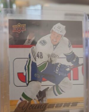 Hunter Shinkaruk 2015-16 Upper Deck Series 2 Young Guns Canvas #C224 rookie card, a prized collectible for Vancouver Canucks fans.