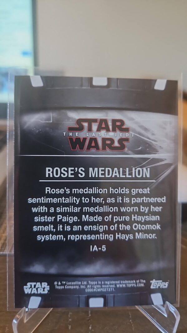 2018 Topps Star Wars The Last Jedi Series 2 Items & Artifacts roses medallion #ia-5 - Image 2