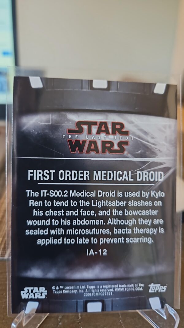 2018 Topps Star Wars The Last Jedi Series 2 Items & Artifacts first order medical droid #ia-12 - Image 2