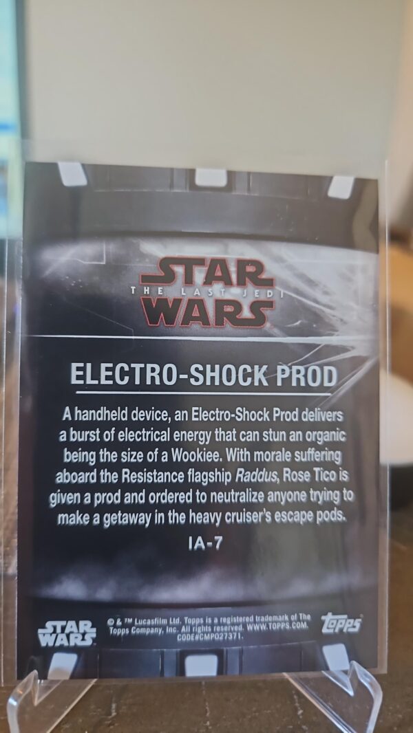 2018 Topps Star Wars The Last Jedi Series 2 Items & Artifacts electro-shock prod #ia-7 - Image 2