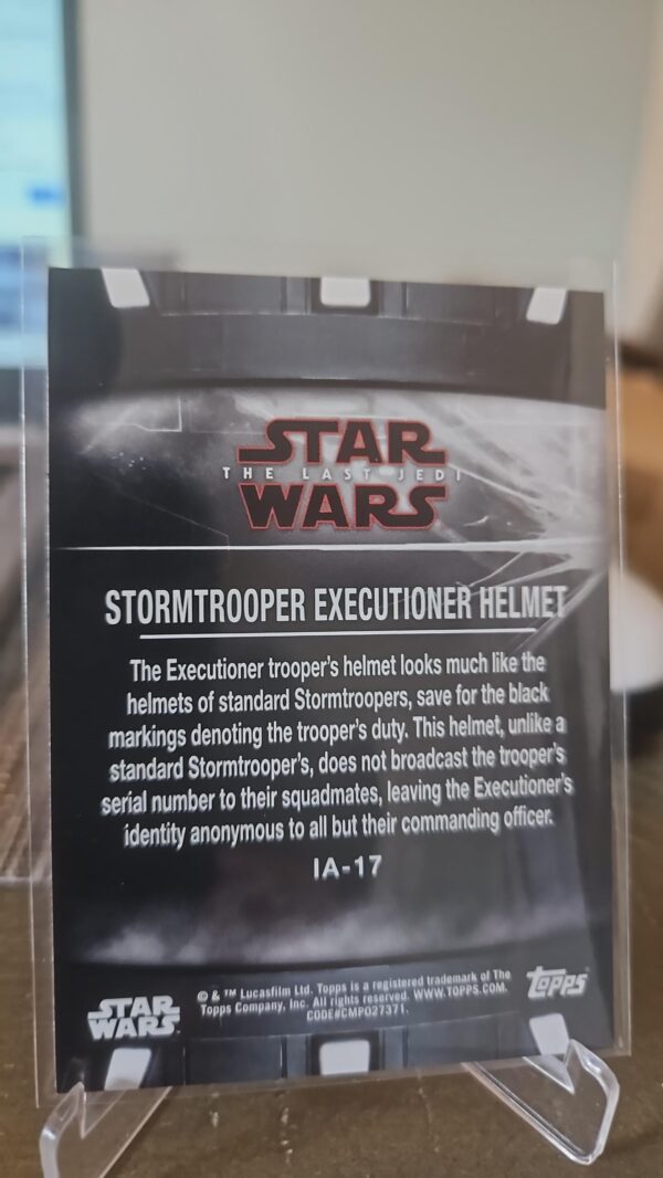 2018 Topps Star Wars The Last Jedi Series 2 Items & Artifacts Stormtrooper executioner helmet #ia-17 - Image 2